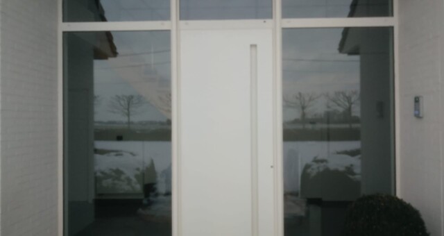 Moderne aluminium voordeur geplaatst door Aluvano.