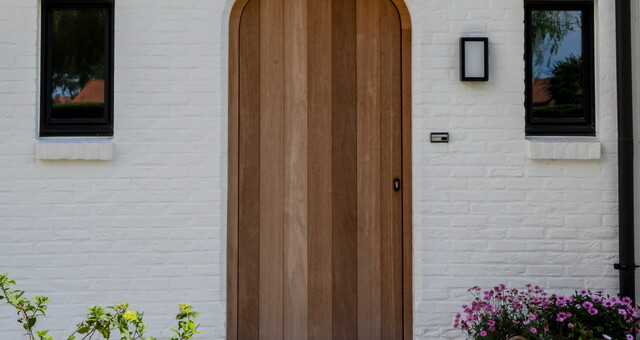 Houten voordeur in combinatie alu ramen 