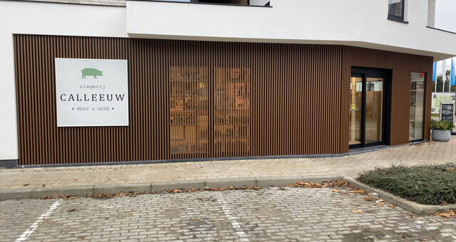 Modern alu schrijnwerk met alu gevelbekleding