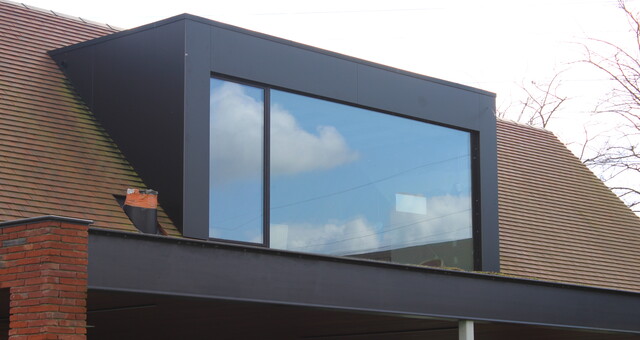 Modern alu schrijnwerk met alu gevelbekleding