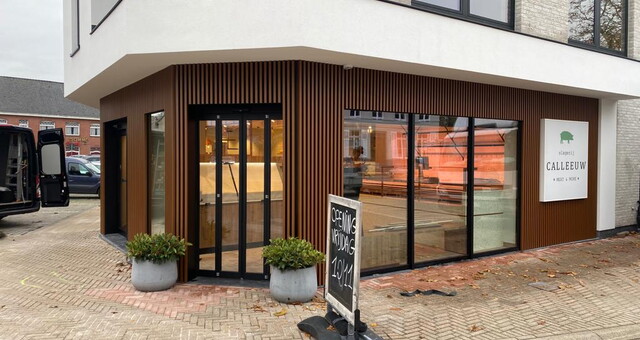 Modern alu schrijnwerk met alu gevelbekleding