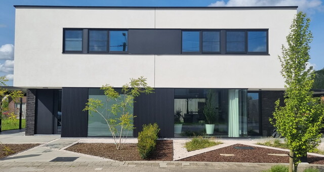 Modern alu schrijnwerk met alu gevelbekleding