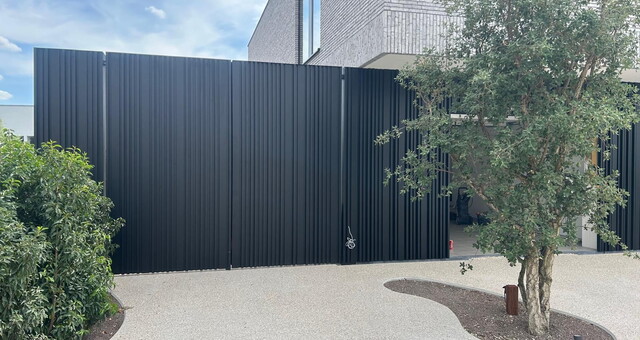 Aluminium poort met gevelbekleding door Aluvano