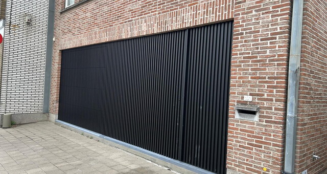 Aluminium poort met gevelbekleding door Aluvano