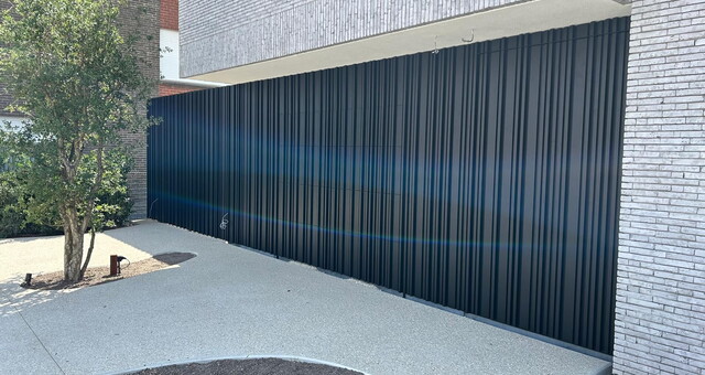 Aluminium poort met gevelbekleding door Aluvano