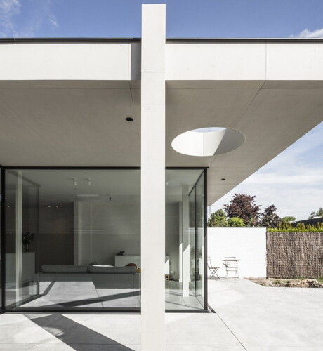 Modern aluminium schrijnwerk geplaatst door Aluvano