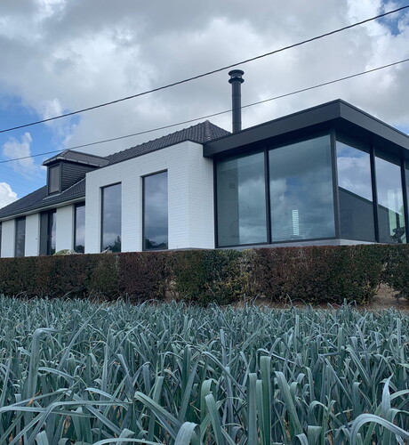 Moderne uitbouw aan bestaande woning geplaatst door Aluvano