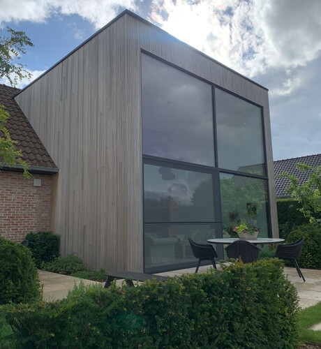 Moderne woning , grote glaspartijen geplaatst door Aluvano