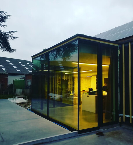 Moderne uitbouw in alu schrijnwerk met hoek op hoek realisatie geplaatst door Aluvano