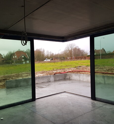 Schuifraam met opening op de hoek geplaatst door Aluvano