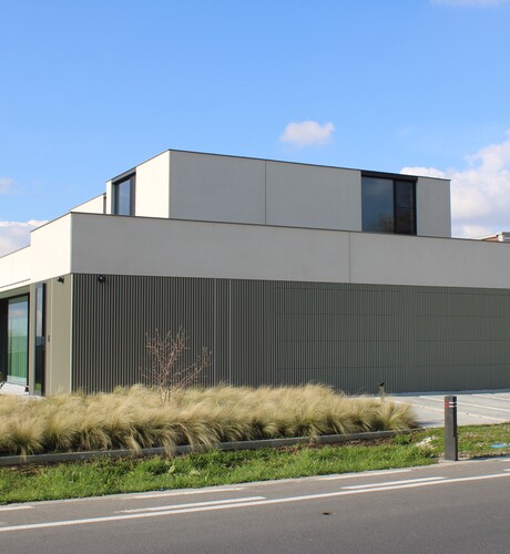 Moderne woning en aluminium plaatwerk geplaatst door Aluvano