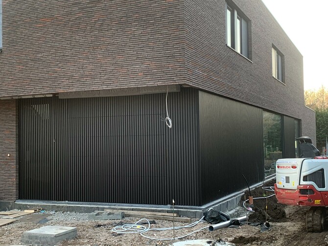 Aluminium poort met voordeur.